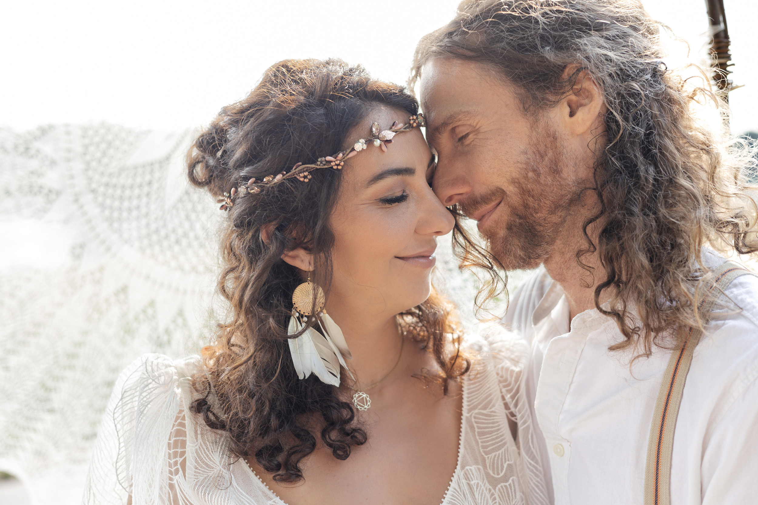 innige Liebe und Zweisamkeit vom Hochzeitspaar