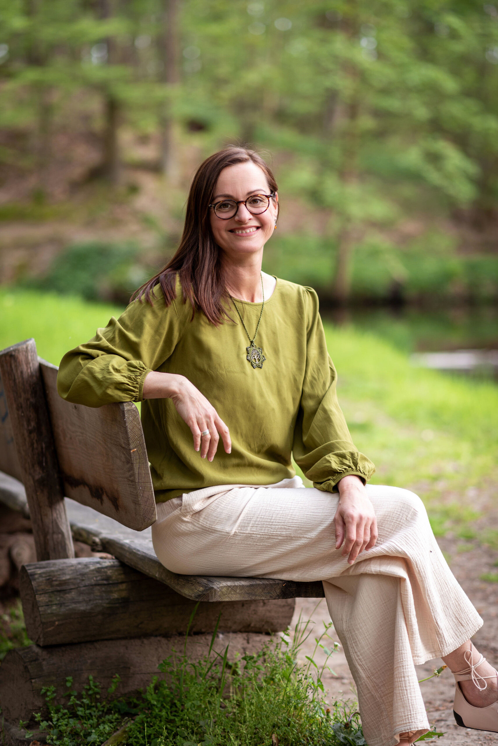 ins sich ruhendes Business-Portrait sitzend