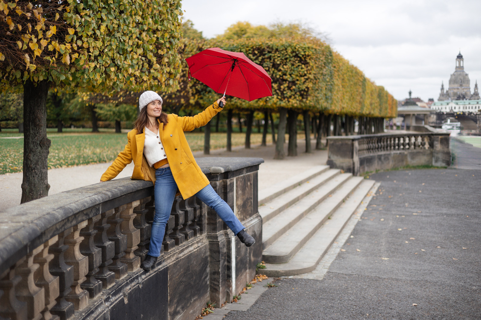 Business Fotoshooting Outdoor mit rotem Schirm und Spaß