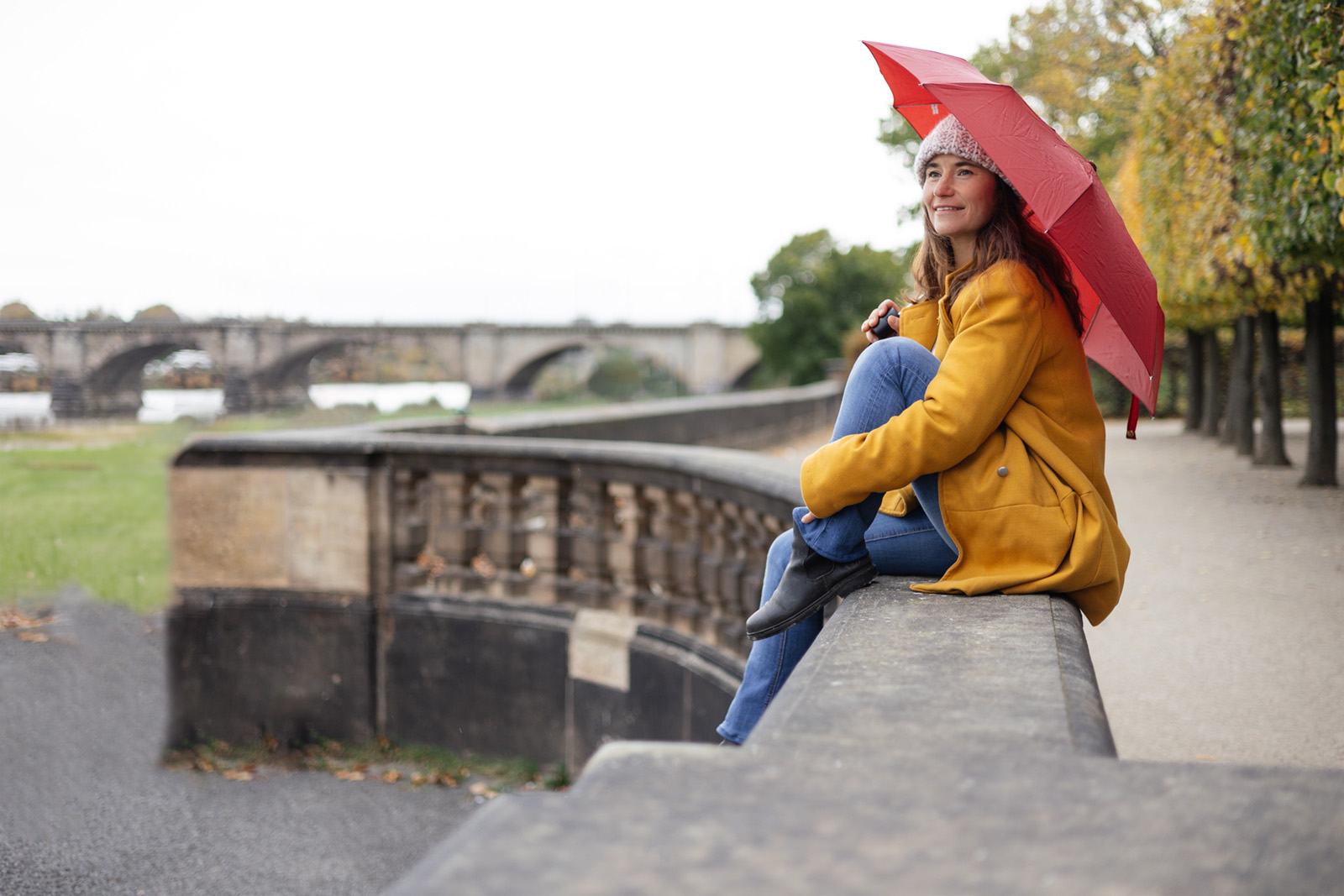 Business Fotoshooting Outdoor mit rotem Schirm