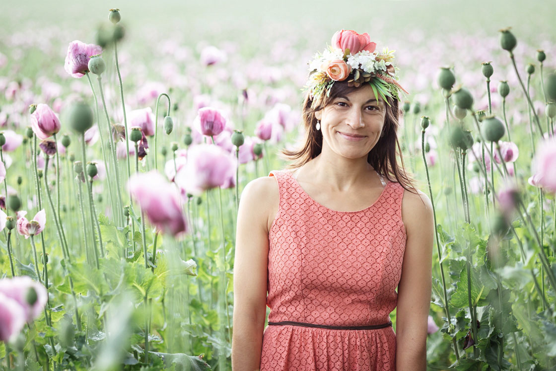 Frauenportrait im Mohnblumenfeld