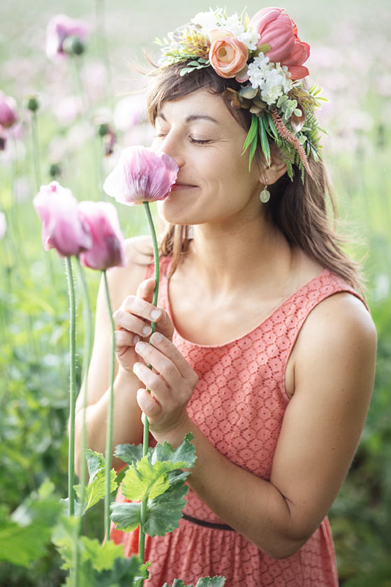 Mohnblumenriechen mit geschlossenen Augen Mohnblumen riechen mit geschlossenen Augen