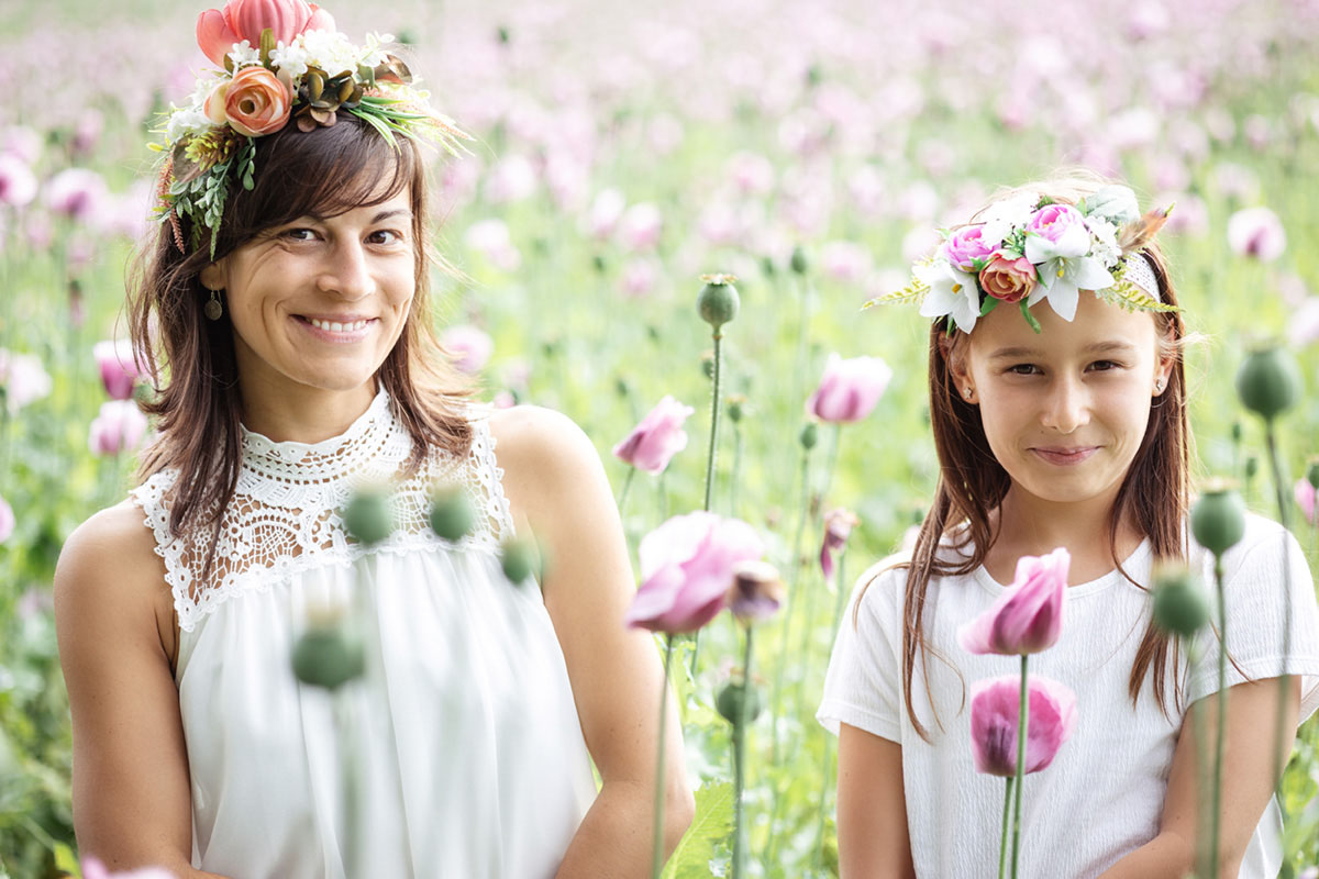 Mutter-Tochter-Foto Mutter-Tochter-Foto im Mohnblumenfeld