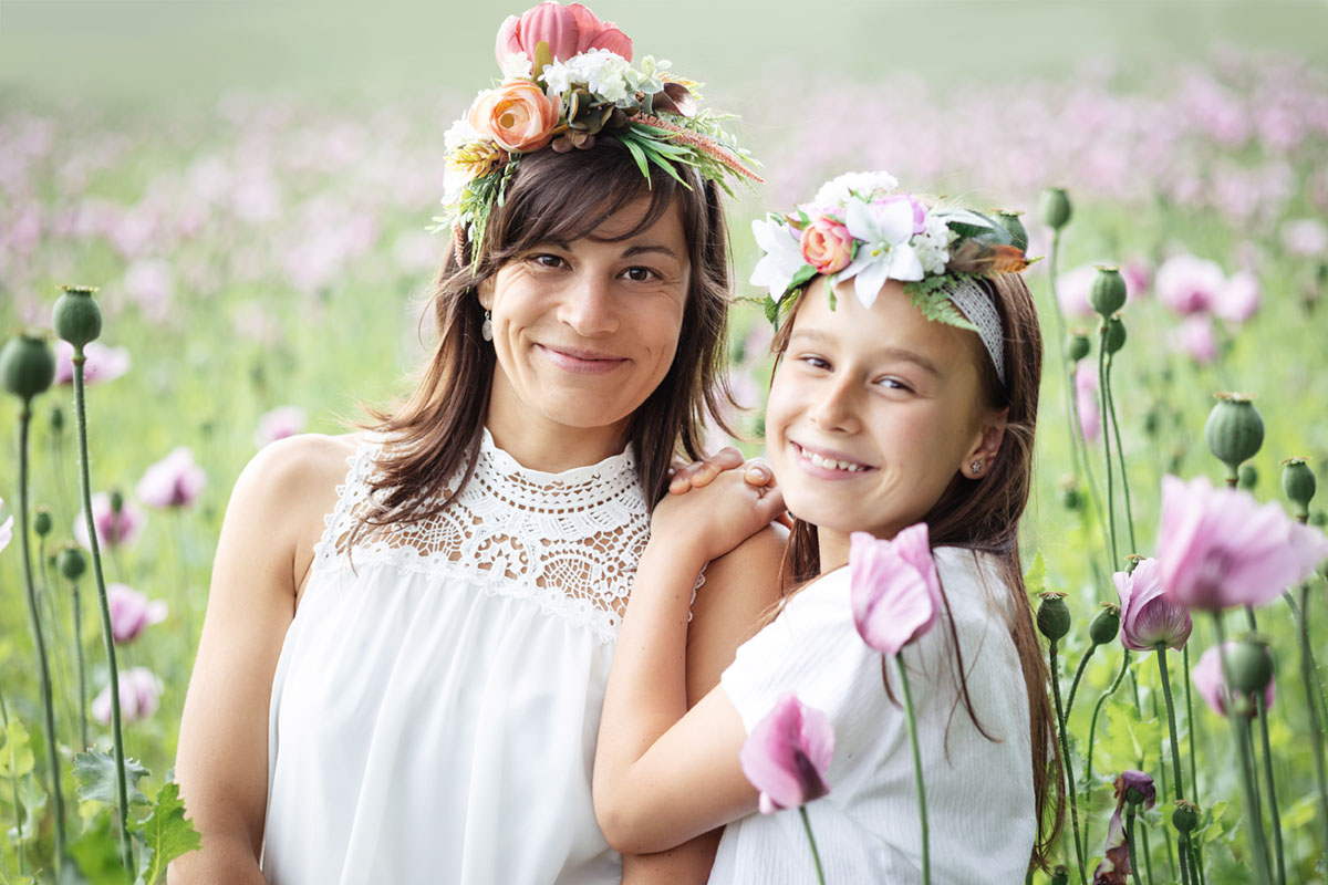 Mutter und Tochter innig beieinander Mutter und Tochter innig beieinander beim Fotoshooting im Mohnblumenfeld