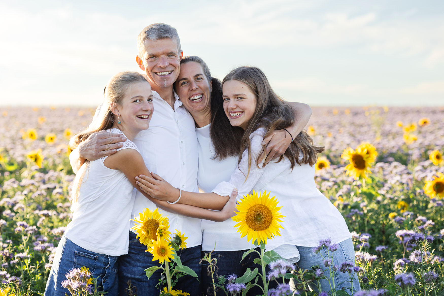 Familienfotoshooting im Sonnenblumenmeer bei Dresden