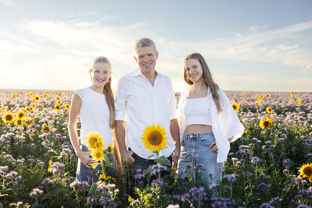 Papa und seine Töchter im Sonnenblumenfeld bei Dresden