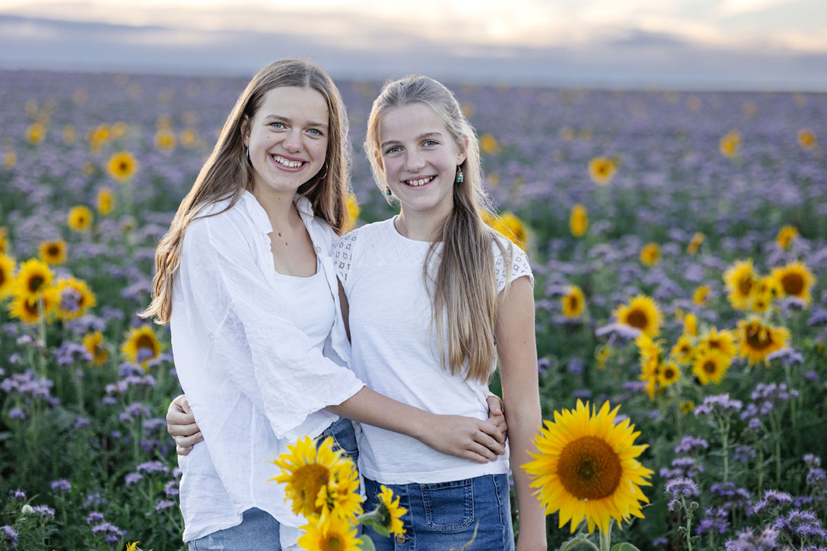 Schwesternportrait im Sonnenblumenfeld bei Dresden