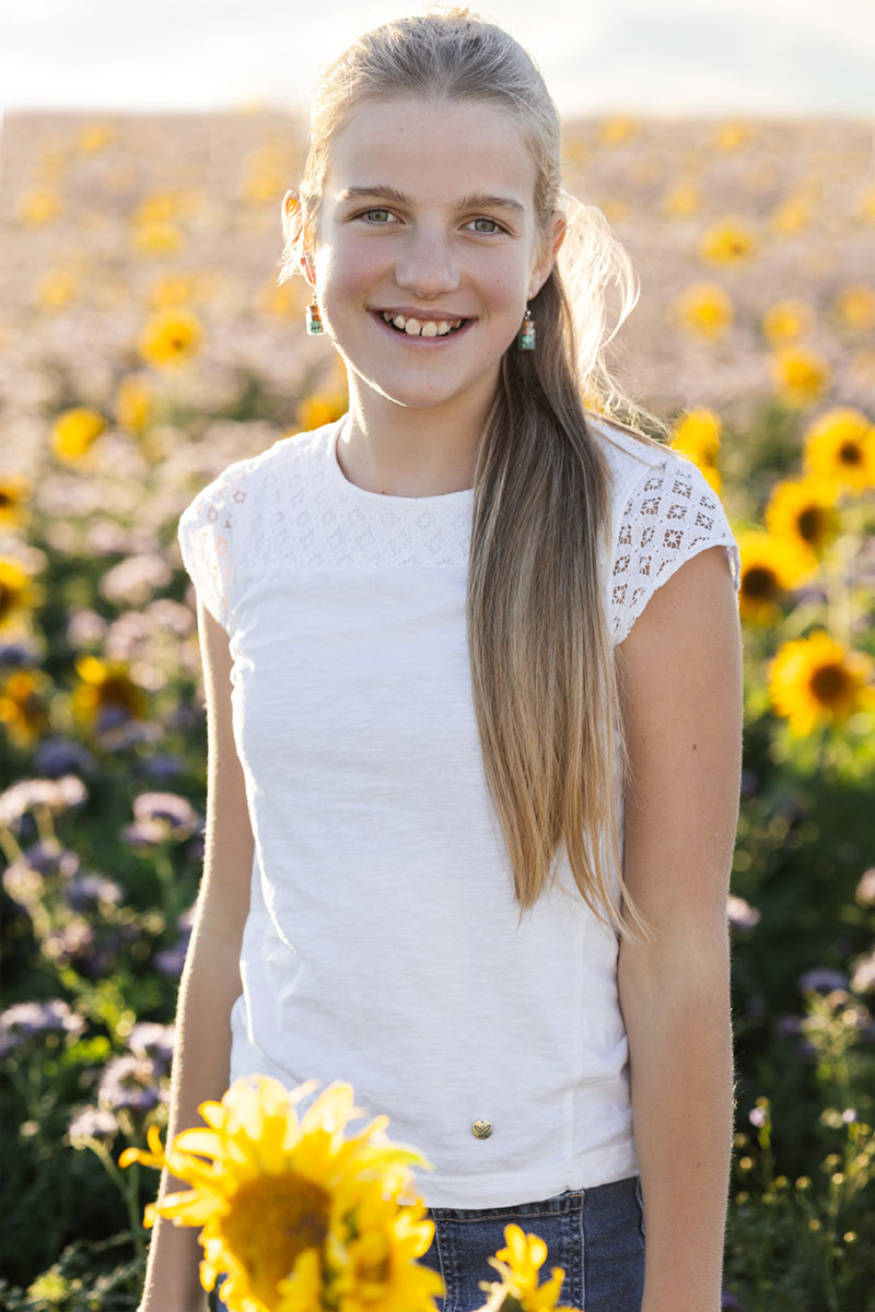 Teenagerportrait im Sonnenblumenmeer bei Dresden