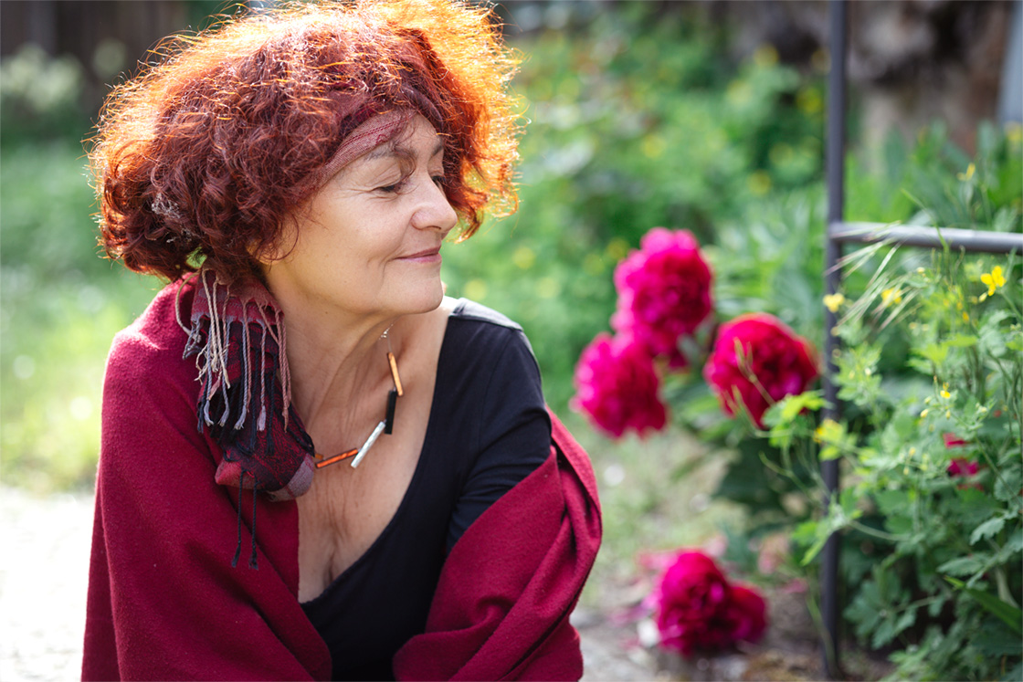 Frauenportrait mit Pfingstrosen