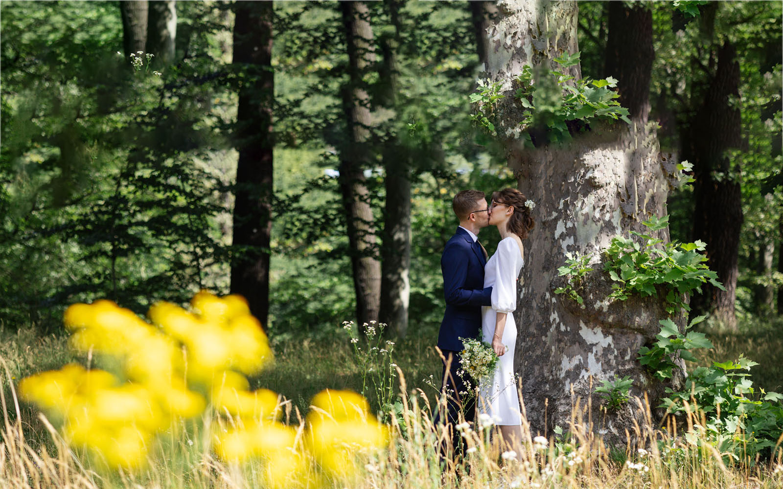 Hochzeitsfoto Greta & Johannes im Garten von Schloss Albrechtsberg