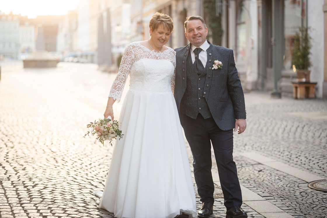 Hochzeitspaar läuft Arm in Arm durch die Görlitzer Altstadt