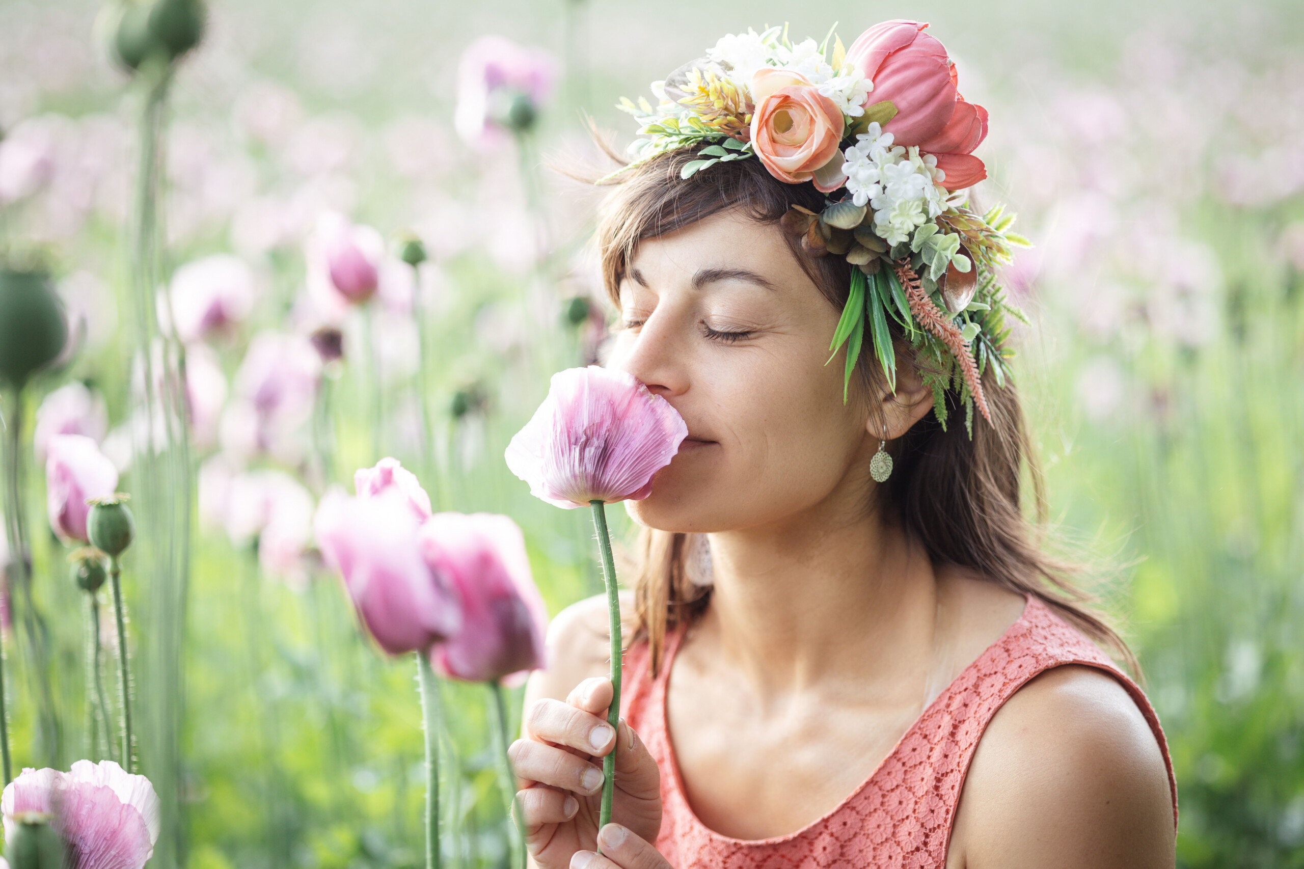 Mohnblumenriechen mit geschlossenen Augen 1 Mohnblumen riechen mit geschlossenen Augen quer