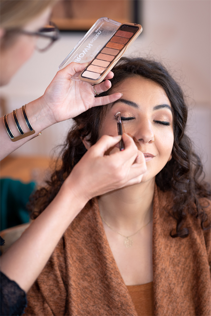 Braut-Make-Up beim Getting Ready Portrait Braut-Make-Up beim Getting Ready Portrait