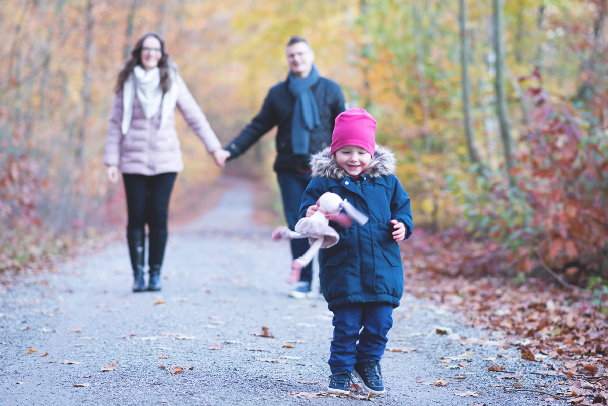 Familie im Herbstwald Familie im Herbstwald im Raum Dresden