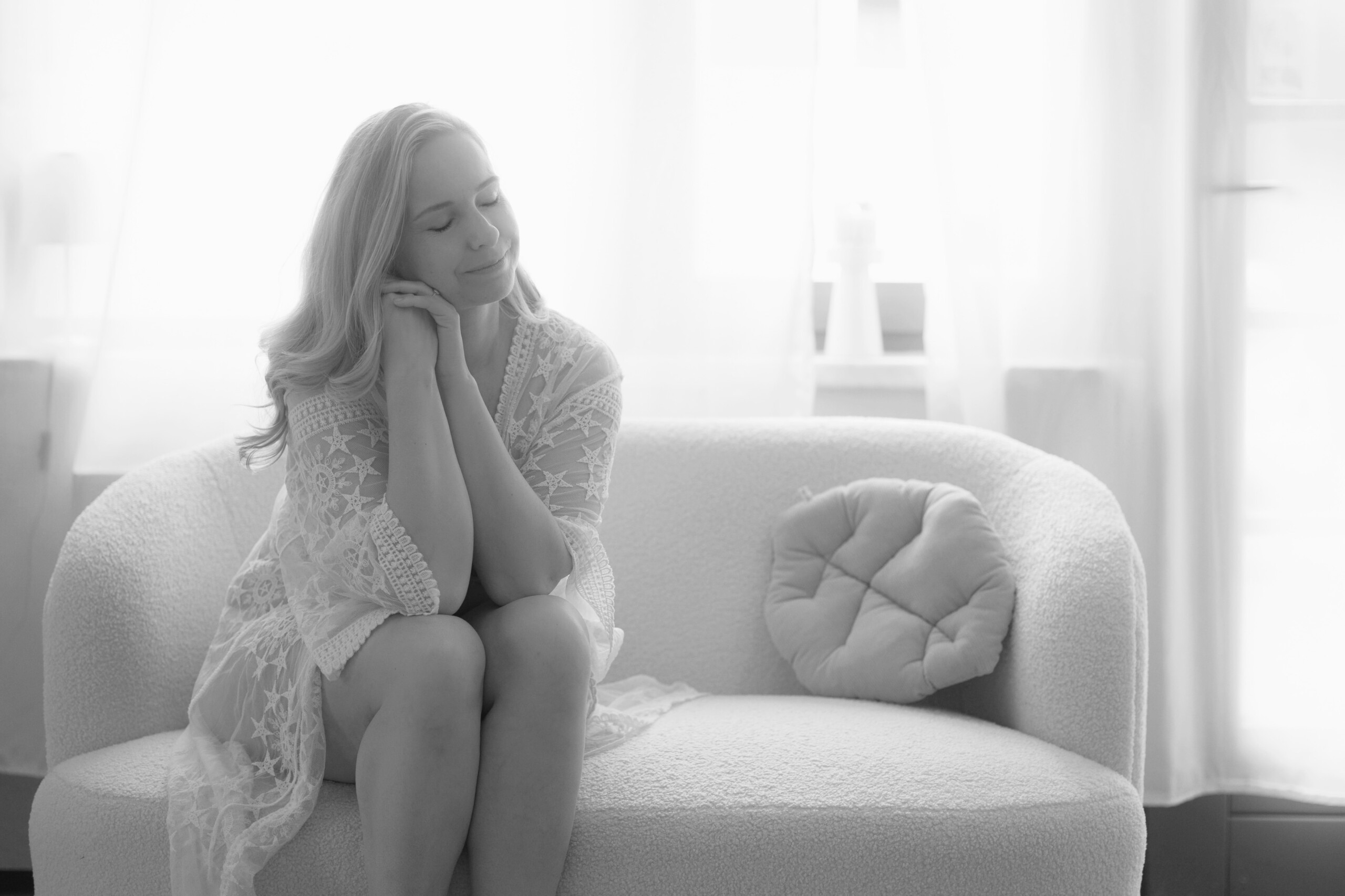 Frau im Negligé sitzend auf der Couch Frau im Negligé sitzend auf der Couch
