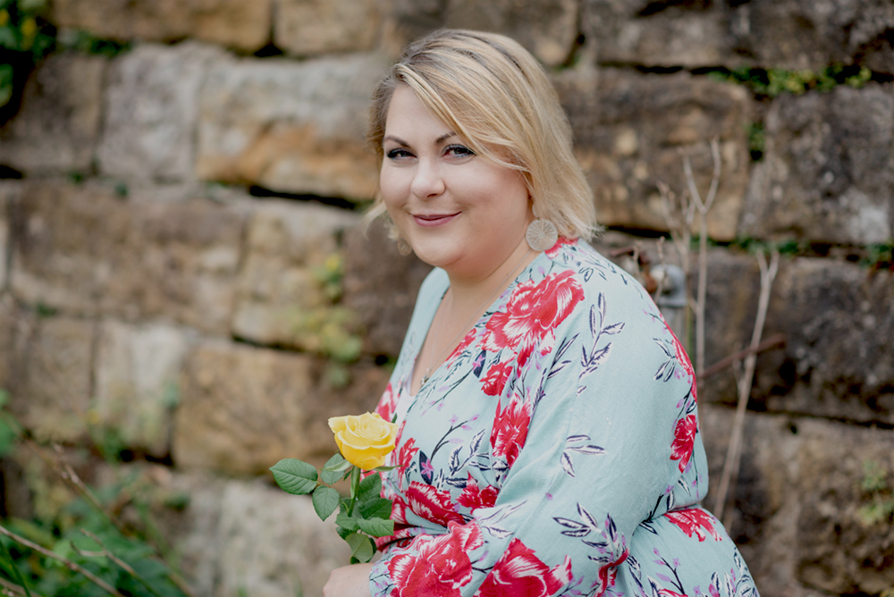 Frauenportrait mit einer Rose