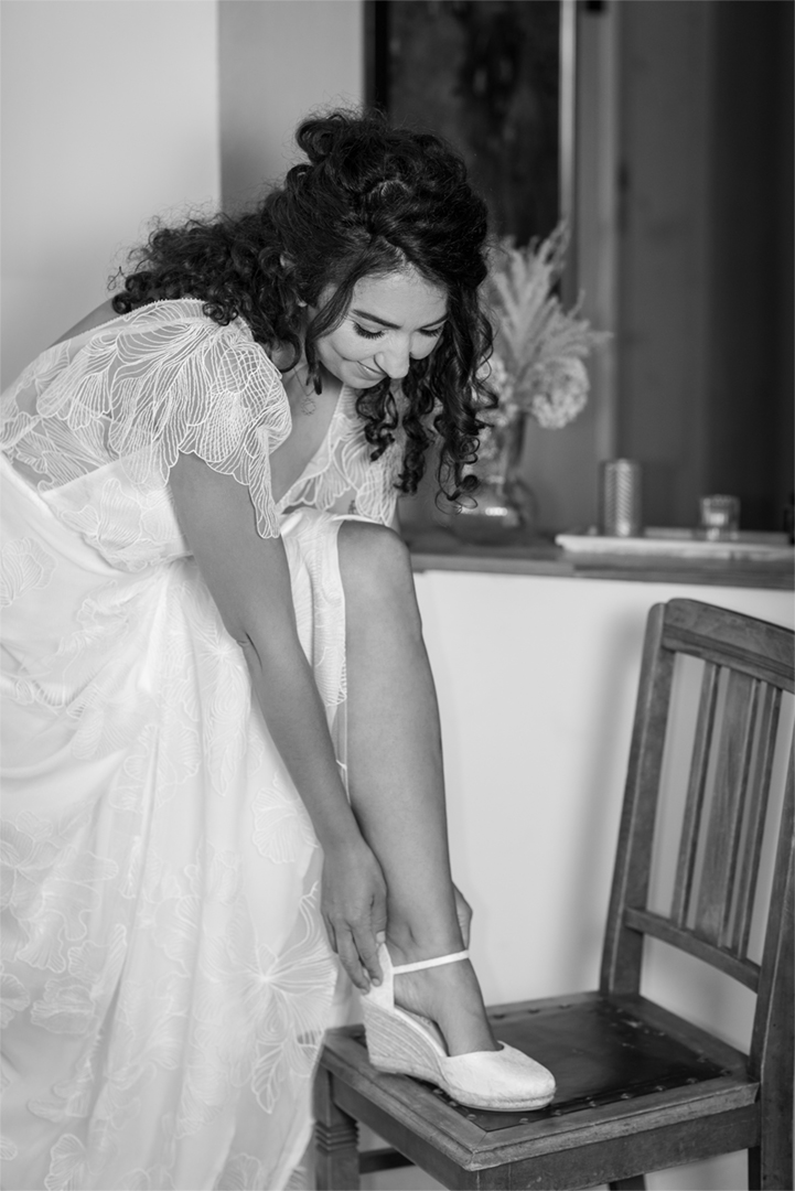 Getting Ready, Braut zieht Schuh an Getting Ready, Braut zieht Schuh an