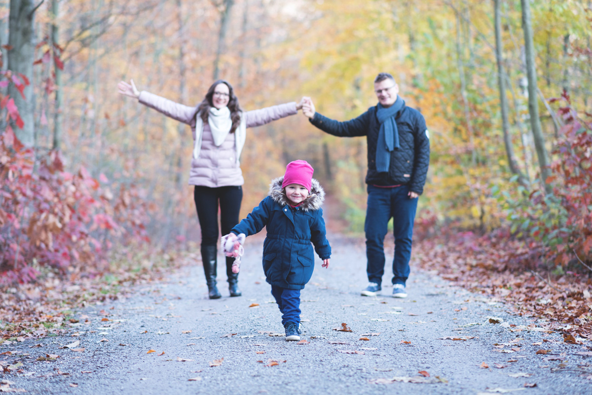 Paar und Kind im Herbstwald Paar und Kind im Herbstwald im Dresden