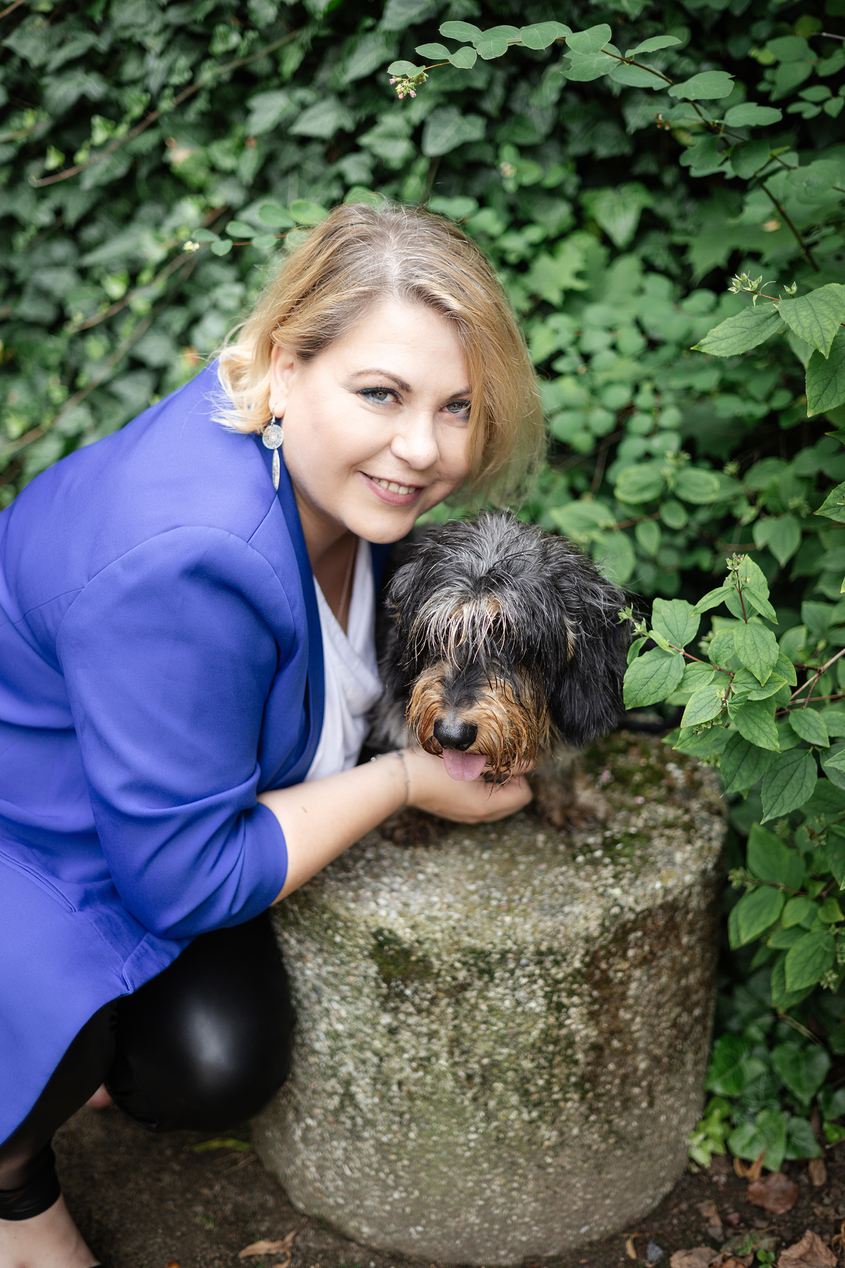 lächelnde Frau mit Hund