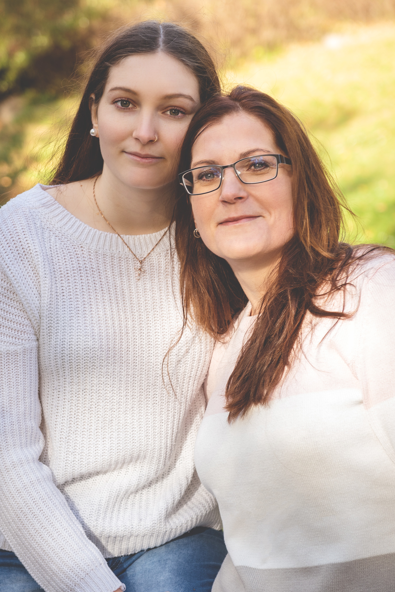 Mutter-Tochter-Portrait im Herbst